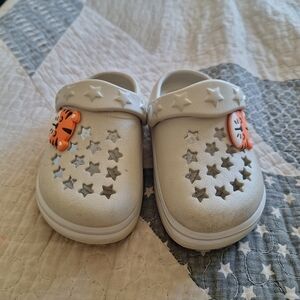 Koala Kids White Star Vent Clog Sandals with Orange Tiger Charms